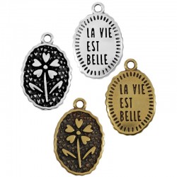 Ciondolo in Zama Ovale con Fiore e Scritta "LA VIE EST BELLE" 15x20mm