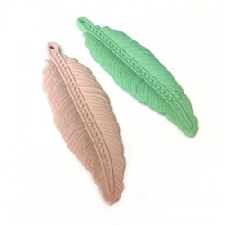 Pendentif Plume en Acrylique effet caoutchouk 24x72mm