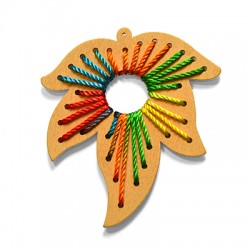 Ciondolo in Legno Foglia decorata con Fili 77x68mm