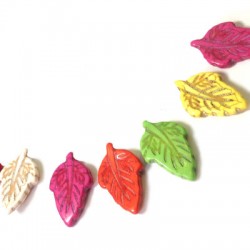 Breloque Feuille en Howlite 18x28mm (40cm/fil)