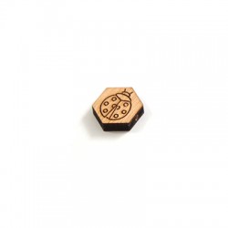 Passante di Legno Esagono con Coccinella Incisa 15x17 (Ø 1mm)