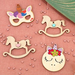 Pendentif en bois tête de Licorne 67 x 84 mm