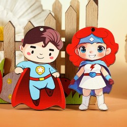 Pendentif en bois Super Girl 44 x 70 mm