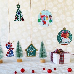 Pendentif en bois Boule de Neige de Noël 73 x 80 mm