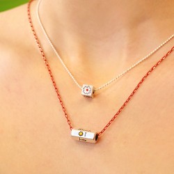 Cuenta de Metal Latón Cubo Esmaltado con Flores 8mm (Ø3mm)