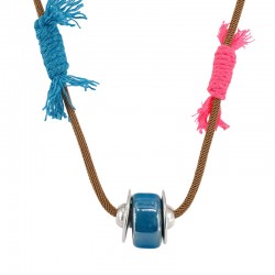 Collar con rondella de cerámica azul y tejido artístico