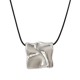 Collar con colgante cuadrado de metal plateado martillado