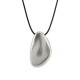 Collier avec pendentif en métal argenté sur cordon noir