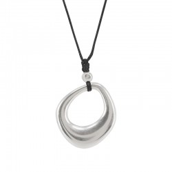 Collier avec losange asymétrique en métal argenté sur cordon noir