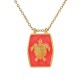 Collier avec pendentif en métal émaillé orange et motif tortue