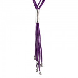 Collar con Múltiples Cordones Morados y Tubo Metálico