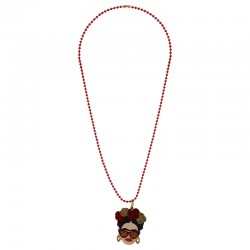 Collar con colgante de Frida, gafas de sol rojas y flores