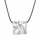 Collier avec pendentif carré en métal argent martelé