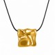 Collier avec pendentif carré en métal doré martelé