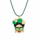 Collar con colgante de Frida, gafas de sol verdes y flores