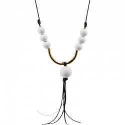 Collar con cuentas de madera blancas y barra metálica dorada