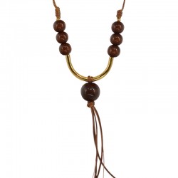 Collar con cuentas de madera marrones y barra metálica dorada