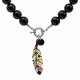 Collier Rétro Pop avec Perles Noires et Pendentif en Plumes Plexi
