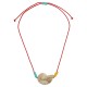Collier d'été avec coquillage en acrylique écru sur cordon rouge