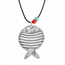 Collier avec pendentif poisson martelé en métal argenté sur cordon noir