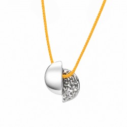 Collier avec demi-cercles en métal martelé sur cordon jaune