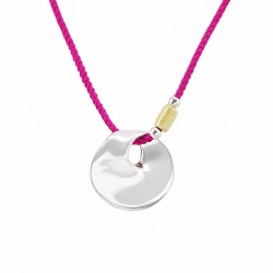 Collar con colgante metálico redondo y cordón fucsia