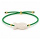 Pulsera con pez de cerámica en color crudo sobre cordón verde