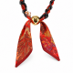 Collier avec foulard rouge. Chaîne noire et perle dorée