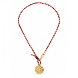 Collar con Cordón Trenzado Rojo y Moneda Dorada en Relieve
