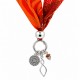 Collier avec Foulard Rouge et Pendentifs Argentés en Forme de Goutte