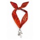 Collar con pañuelo rojo y elementos colgantes plateados