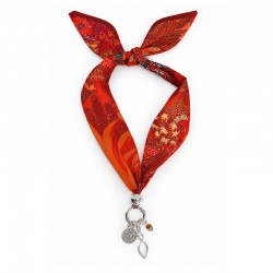 Collier avec Foulard Rouge et Pendentifs Argentés en Forme de Goutte