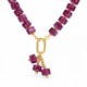 Collier avec des Cubes Transparents Fuchsia et un Anneau Doré