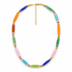 Collier avec perles longues multicolores et perles rondes dorées