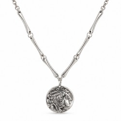 Collar con moneda de plata en relieve en una cadena de plata