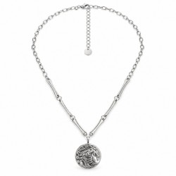 Collar con moneda de plata en relieve en una cadena de plata