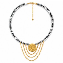 Collar con Hematita y Moneda de Abeja Dorada con Drapeados en la Cadena