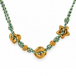 Collier avec Cordon Vert et Breloques en Forme de Cœur. d'Anneau et d'Étoile Dorés
