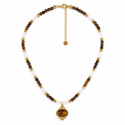 Collar Con Cuentas Marrones Y Blancas Y Medallón Ovalado Marrón