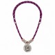 Collier avec pendentif argenté en relief sur cordon violet