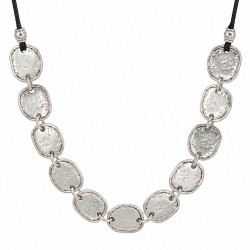 Collar con conectores ovalados de plata martillada en cordón negro