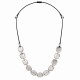 Collar con conectores ovalados de plata martillada en cordón negro