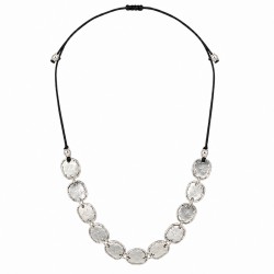 Collana con Connettori Ovali Martellati in Argento su Cordoncino Nero