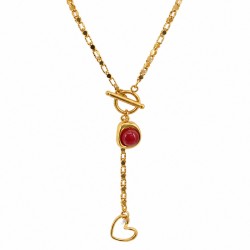 Collar con Detalle en Acero Inoxidable Rojo y Corazón Colgante Dorado