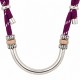Collier avec tube incurvé argenté et entre-chaînes roses sur cordon violet