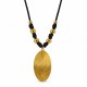 Collier avec pendentif ovale en or texturé sur cordon noir