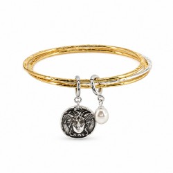Bracelet avec des bracelets bicolores. Une pièce en argent et une perle