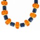 Collier avec perles orange et bleues et entre-perles dorés