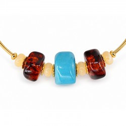 Collier avec perles turquoise et ambrées sur un tour de cou doré