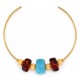 Collier avec perles turquoise et ambrées sur un tour de cou doré